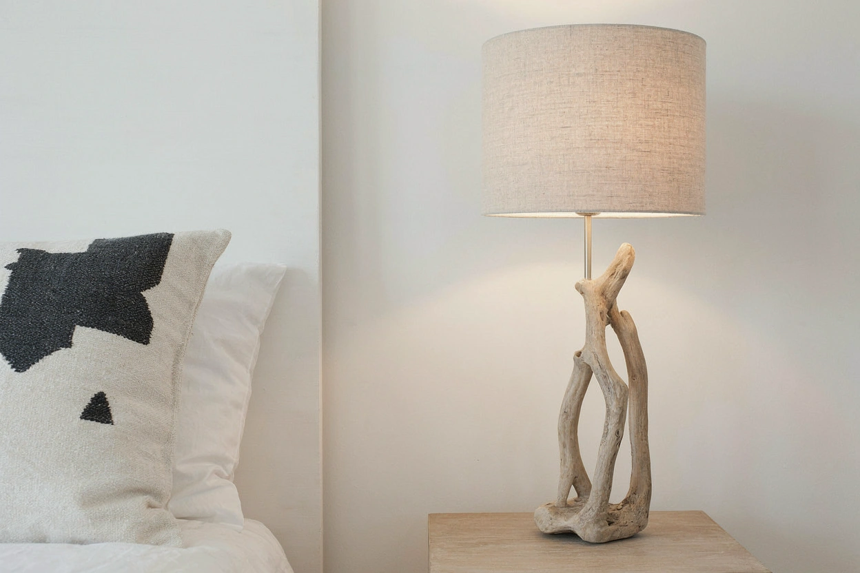 Lampe de chevet en bois flotté avec abat-jour en lin, ambiance bord de mer