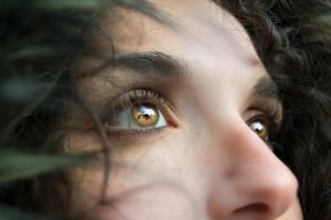 Quelle est la cause de mon regard vide ?