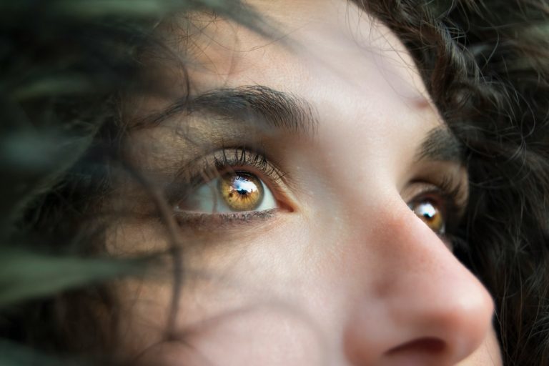 Quelle est la cause de mon regard vide ?